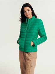 Pikowana kurtka - zielony. Zielone kurtki Reserved, bez wzorów, z tkaniny, klasyczne, bez kaptura. W wyprzedaży za 45.99 zł.