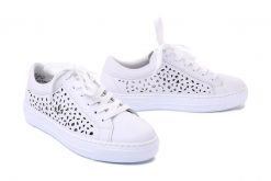 RIEKER L8831-80 white, półbuty letnie damskie. Białe półbuty wsuwane Rieker, na lato, bez wzorów, bez obcasa. Za 339.90 zł.