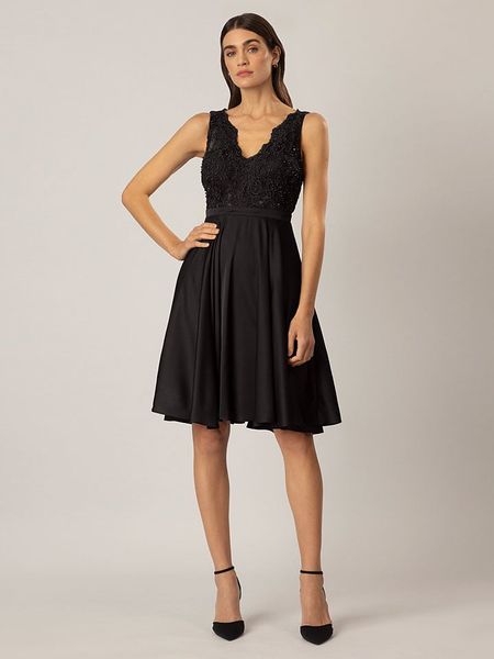 APART Sukienka w kolorze czarnym rozmiar: 40. Czarne sukienki Apart, bez wzorów, z koronki, bez kołnierzyka, bez ramiączek, midi. Za 170.47 zł.