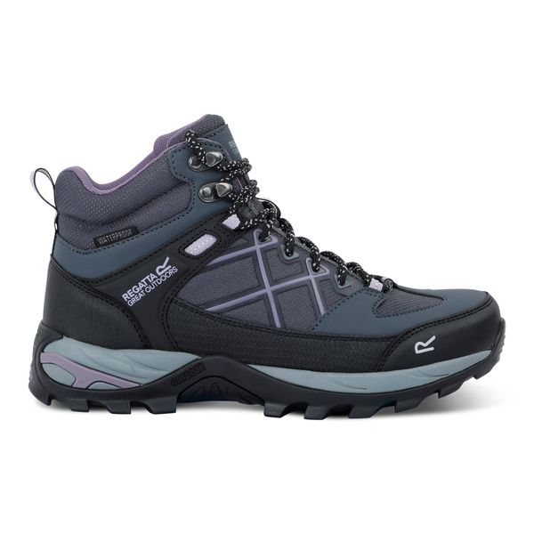 Buty trekkingowe damskie Samaris III wysokie. Fioletowe buty trekkingowe Regatta, bez wzorów, bez zapięcia. W wyprzedaży za 299.99 zł.
