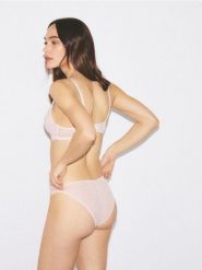 Majtki figi z haftem - pastelowy róż. Czerwone figi Reserved, bez wzorów. Za 39.99 zł.