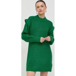 Silvian Heach sukienka kolor zielony midi oversize. Zielone sukienki Silvian Heach, l, bez wzorów, bez kołnierzyka, bez ramiączek, midi, oversize. Za 319.99 zł.