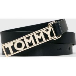 Tommy Hilfiger - Pasek skórzany. Niebieskie paski Tommy Hilfiger, bez wzorów, z materiału. W wyprzedaży za 159.90 zł.