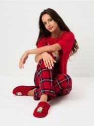 Świąteczne kapcie z motywem renifera - czerwony. Czerwone kapcie Sinsay, bez wzorów. Za 25.99 zł.