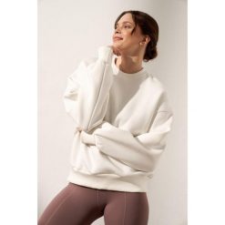 Bluza do jogi Moonholi Just Perfect oversize z bawełnianej dzianiny. Białe bluzy MOONHOLI, s, bez wzorów, z bawełny, sportowe, bez ramiączek, bez kaptura. Za 429.00 zł.