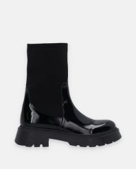 CZARNE BOTKI Z ELASTYCZNĄ CHOLEWKĄ 00101430R 07 BLA. Czarne botki Venezia, bez wzorów, z lakierowanej skóry, bez obcasa, bez zapięcia. Za 289.00 zł.