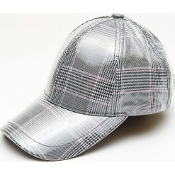 Czapka z daszkiem o winylowym wykończeniu - Czarny. Czapki z daszkiem marki Cropp. Za 39.99 zł.