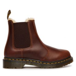 Sztyblety Dr. Martens. Brązowe botki Dr Martens, bez wzorów, bez obcasa, na płaskiej podeszwie, bez zapięcia. Za 989.99 zł.