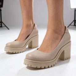 Półbuty damskie Armodo, cholewka ze skóry naturalnej o gładkim wykończeniu, klasyczna linia z zaokrąglonym noskiem, stabilny obcas osadzony na grubej. Brązowe półbuty wsuwane Armodo, bez wzorów, ze skóry, klasyczne, bez obcasa, na obcasie. Za 379.00 zł.