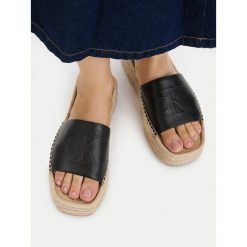 Klapki Calvin Klein. Czarne klapki Calvin Klein, bez wzorów, bez obcasa, bez zapięcia. Za 258.99 zł.