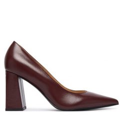 Czółenka Guess. Czerwone czółenka Guess, z aplikacjami, bez obcasa, bez zapięcia. Za 634.99 zł.