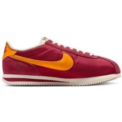 Buty do chodzenia damskie Nike Cortez. Czerwone buty treningowe Nike, bez wzorów, z gumy, bez zapięcia, trekkingowe, Nike Cortez. Za 619.99 zł.
