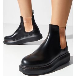 ALEXANDER MCQUEEN - Czarne sztyblety ze złotą wstawką. Czarne botki alexander mcqueen, bez wzorów, z żakardem, klasyczne, za kostkę, bez obcasa, bez zapięcia. W wyprzedaży za 2,076.00 zł.