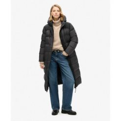 Długa pikowana kurtka z ripstopu. Czarne kurtki Superdry, bez wzorów, eleganckie, bez kaptura. W wyprzedaży za 684.70 zł.