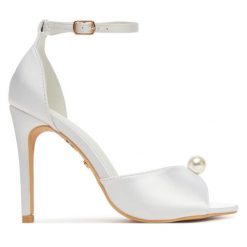 Sandały DeeZee. Białe sandały DeeZee, bez wzorów, bez obcasa, na szpilce, bez zapięcia. Za 139.99 zł.