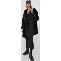 Vero Moda Płaszcz damski kolor czarny przejściowy. Czarne płaszcze Vero Moda, l, bez wzorów, z materiału, klasyczne, bez kaptura. W wyprzedaży za 219.99 zł.