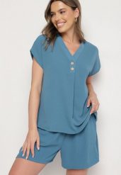 Niebieski Komplet z Wiskozą Bluzka Zdobiona Guzikami i Szorty Nitamea. Niebieskie bluzki Born2be, l, z aplikacjami, z materiału, eleganckie, bez kołnierzyka, bez ramiączek. Za 69.99 zł.