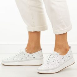 Białe skórzane ażurowe półbuty damskie Filippo Dp4606/26. Białe półbuty wsuwane Filippo, na jesień, w ażurowe wzory, z jeansu, klasyczne, z okrągłym noskiem, bez obcasa, na koturnie. Za 239.00 zł.