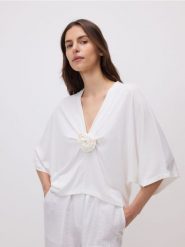 Bluzka kimono z modalem - złamana biel. Bluzki Reserved, l, bez wzorów, z dzianiny, bez kołnierzyka, bez ramiączek. Za 99.99 zł.