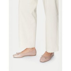 Baleriny JENNY. Czerwone baleriny Jenny, bez wzorów, bez obcasa, bez zapięcia. Za 79.99 zł.