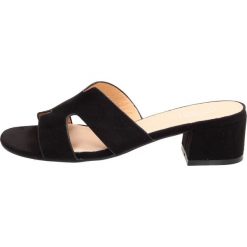 Czarne klapki damskie FILIPPO DK1358. Czarne klapki Filippo, bez wzorów, z zamszu, eleganckie, bez obcasa, na obcasie, bez zapięcia. W wyprzedaży za 81.95 zł.