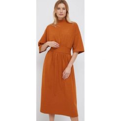 United Colors of Benetton sukienka kolor brązowy midi oversize. Brązowe sukienki United Colors Of Benetton, s, bez wzorów, bez kołnierzyka, bez ramiączek, midi, oversize. W wyprzedaży za 189.99 zł.
