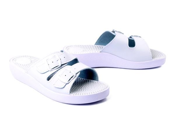 SANITAL FLEX KF-02 white, klapki damskie. Białe klapki Sanital-Flex, bez wzorów, bez obcasa, na koturnie, bez zapięcia. Za 94.99 zł.