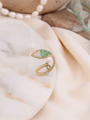 Pierres de Jade Pozłacany pierścionek z perłą i kryształami rozmiar: onesize. Białe pierścionki Pierres de Jade, z kryształem, pozłacane. Za 26.99 zł.