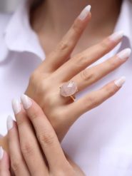 Pierres de Jade Pozłacany pierścionek z kwarcem rozmiar: onesize. Różowe pierścionki Pierres de Jade, z kwarcem, pozłacane. Za 66.47 zł.