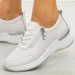 Białe skórzane półbuty damskie Jezzi 4634. Białe półbuty wsuwane Jezzi, na jesień, bez wzorów, z jeansu, biznesowe, bez obcasa. Za 259.00 zł.