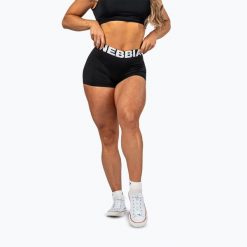 Spodenki treningowe damskie NEBBIA Glute Pump. Czarne szorty sportowe Nebbia, bez wzorów, z elastanu, na fitness i siłownię. Za 159.99 zł.