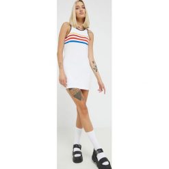 Superdry sukienka kolor biały mini dopasowana. Białe sukienki Superdry, l, bez wzorów, z bawełny, bez kołnierzyka, bez ramiączek, mini, dopasowane. W wyprzedaży za 164.99 zł.