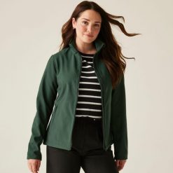 Damska kurtka softshell Ablaze z nadrukiem. Zielone kurtki przejściowe sportowe Regatta, na jesień, bez wzorów, z softshellu, bez kaptura, trekkingowe. W wyprzedaży za 169.99 zł.