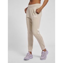 Damski stożkowy kombinezon do joggingu Hummel hmlLegacy. Białe kombinezony Hummel, xl, bez wzorów, z dresówki, eleganckie, bez kołnierzyka, bez ramiączek. Za 122.65 zł.