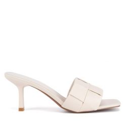 Klapki JENNY. Brązowe klapki Jenny, bez wzorów, bez obcasa, bez zapięcia. Za 139.99 zł.