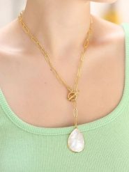 L'Atelier de Gaia Pozłacany naszyjnik z zawieszką - dł. 50 cm rozmiar: onesize. Białe naszyjniki L'Atelier de Gaia, z materiału, z perłą, pozłacane. Za 52.99 zł.