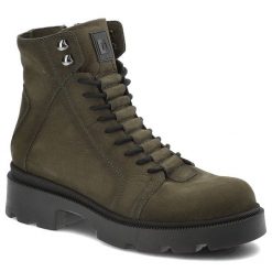 Zielone Botki Nessi Stylowe Obuwie Damskie Ze Skóry Naturalnej Nubuk. Zielone botki Nessi, bez wzorów, z nubiku, eleganckie, bez obcasa, bez zapięcia. Za 469.00 zł.