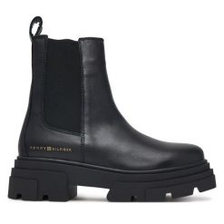 Sztyblety Tommy Hilfiger. Czarne botki Tommy Hilfiger, bez wzorów, bez obcasa, na płaskiej podeszwie, bez zapięcia. Za 699.99 zł.