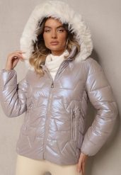 Fioletowa Pikowana Kurtka z Metalicznym Połyskiem z Kapturem Wykończonym Futrem Ravithrae. Fioletowe kurtki Renee, na zimę, l, bez wzorów, z jeansu, z kapturem. Za 164.99 zł.