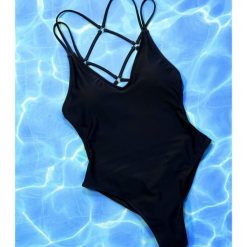 Strój kąpielowy jednoczęściowy z regulowanymi szelkami na plażę Henriikka. Czerwone stroje jednoczęściowe Intica, bez wzorów, z materiału, wakacyjne. W wyprzedaży za 139.00 zł.