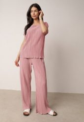 Różowe Szerokie Spodnie z Wysokim Stanem ze Zwiewnej Tkaniny z Plisami Galiris. Czerwone jeansy Born2be, l, bez wzorów, z jeansu, biznesowe, z podwyższonym stanem, długie. Za 59.99 zł.