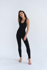 Kombinezon do jogi Moonholi Marbella z odkrytymi plecami. Szare kombinezony MOONHOLI, m, bez wzorów, z elastanu, eleganckie, bez kołnierzyka, bez ramiączek, długie. Za 499.00 zł.