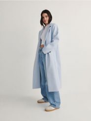 Dwurzędowy płaszcz - jasnoniebieski. Niebieskie płaszcze Reserved, l, bez wzorów, z tkaniny, bez kaptura. W wyprzedaży za 99.99 zł.