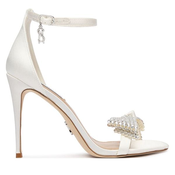 Sandały Steve Madden. Białe sandały Steve Madden, bez wzorów, bez obcasa, na szpilce, bez zapięcia. Za 519.99 zł.