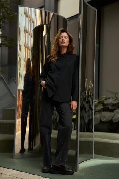 Koszula z kołnierzykiem czarna. Czarne koszule MOODO, l, bez wzorów, z bawełny, bez kołnierzyka, bez ramiączek. Za 139.99 zł.