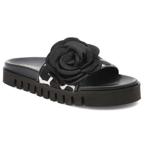 Czarne Klapki Chebello Stylowe Obuwie Damskie Żyrafa. Czarne klapki CheBello, bez wzorów, ze skóry, eleganckie, bez obcasa, bez zapięcia. Za 429.00 zł.