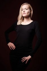 Bluzka Cała Czarna. Czarne bluzki Hultaj Polski, l, bez wzorów, z dzianiny, bez kołnierzyka, bez ramiączek. Za 169.00 zł.