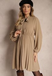 Ciemnobeżowa Plisowana Sukienka o Eleganckim Kroju z Wiązaniem przy Dekolcie i Gumką w Pasie Belorinda. Brązowe sukienki Renee, na co dzień, bez wzorów, eleganckie, bez kołnierzyka, bez ramiączek, mini, kopertowe. W wyprzedaży za 52.49 zł.
