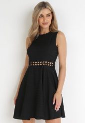 Czarna Sukienka Mini z Ozdobnymi Wycięciami w Talii Semira. Czarne sukienki Born2be, m, w ażurowe wzory, z koronki, bez kołnierzyka, bez ramiączek, mini, rozkloszowane. Za 159.99 zł.