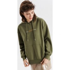 Bluza hoodie z napisem - Khaki. Bluzy marki Cropp. Za 79.99 zł.